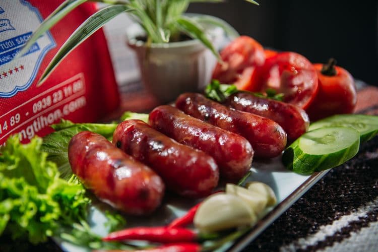 Lạp xưởng tươi Tí Hon gói 1kg trên đĩa