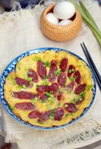 Lạp xưởng tươi Tí Hon chiên cùng trứng